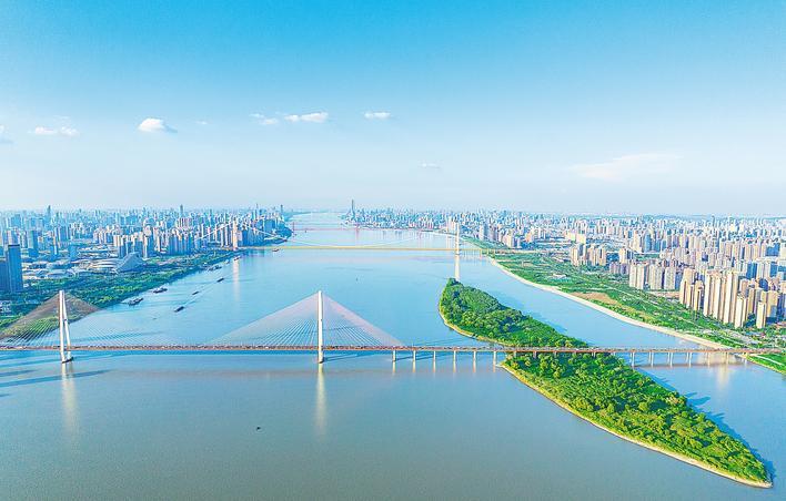 Scenery of bridges spanning Yangtze River in Wuhan