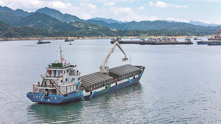 China's first all-electric pollution control and transfer vessel completes trial voyage