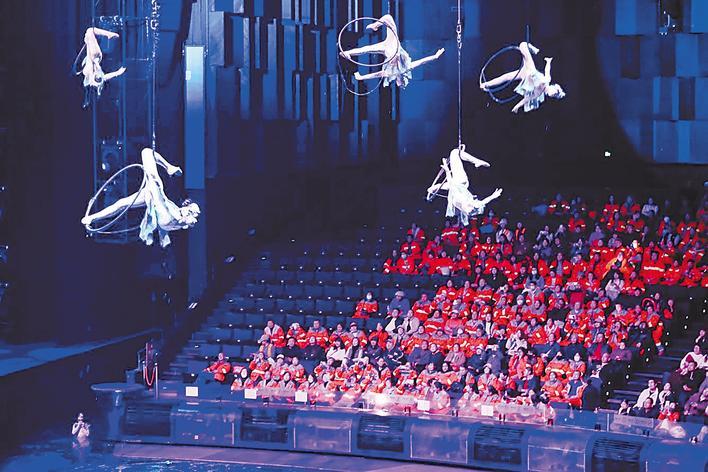 Sanitation workers invited to watch performances in Wuhan