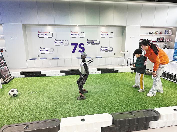 Kids have fun at China's first humanoid robot 7S shop in Wuhan
