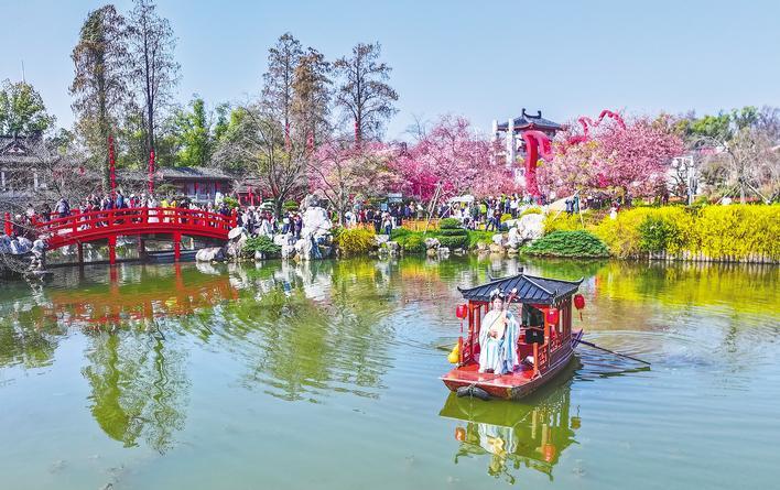 Tourists flock to Wuhan for cherry blossoms