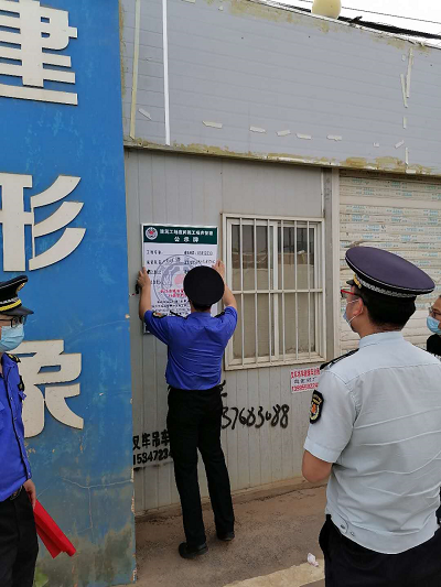 工地悬挂公示牌加强夜间噪音管控