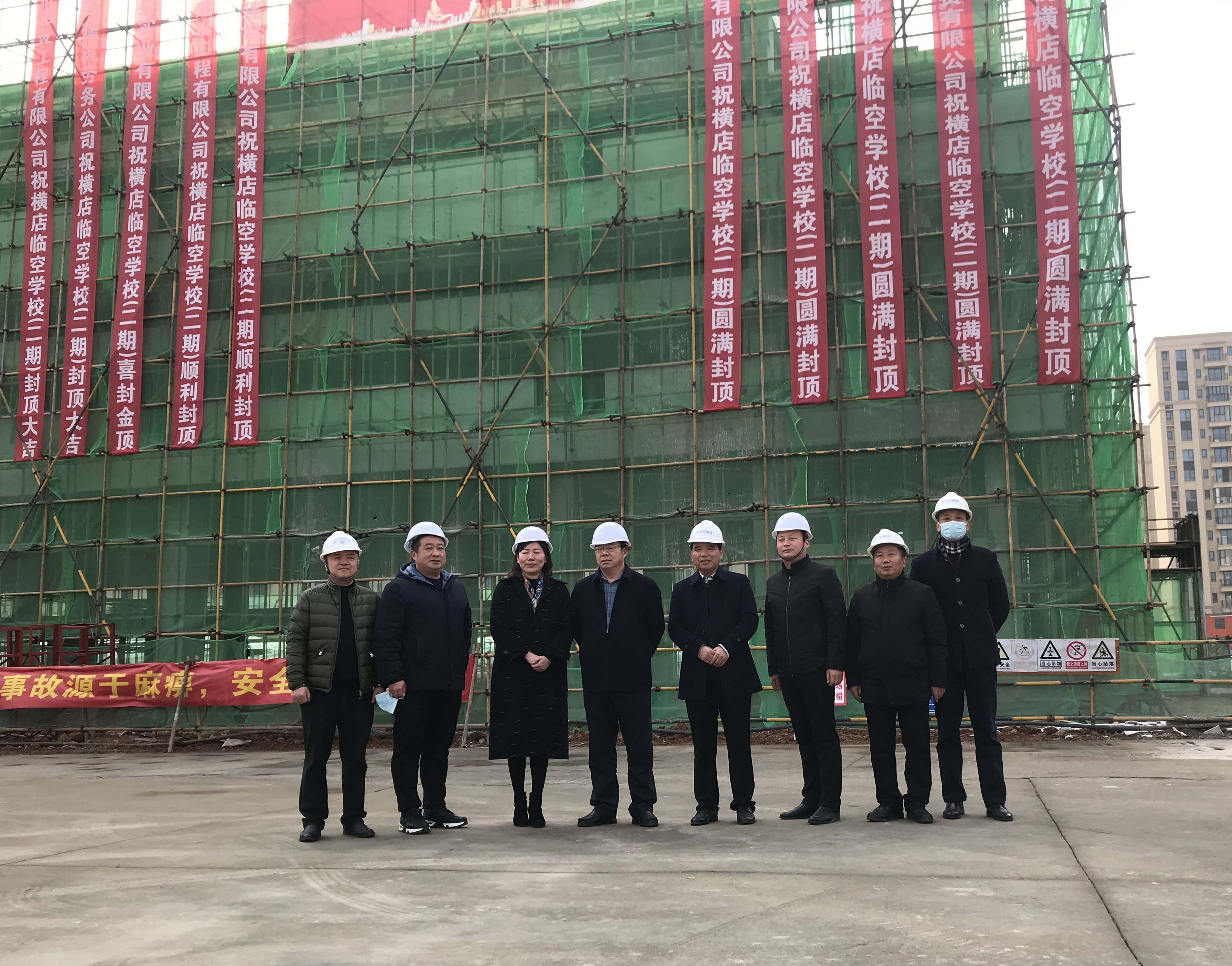 横店临空学校二期项目主体结构喜封金顶
