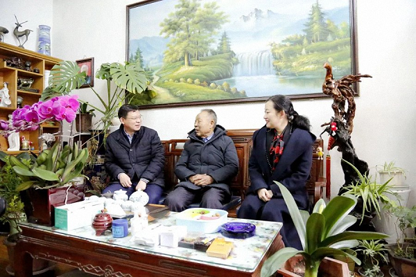 新春慰问老干部，倾听过往功绩，共绘黄陂美好未来