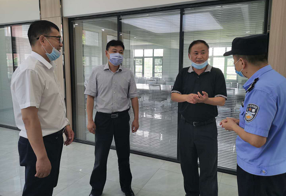 区政法委副书记王和平李荣奎到汉口北调研