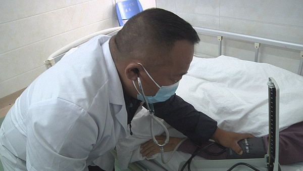 抗疫英雄杨光华尽心尽力守护群众身体健康